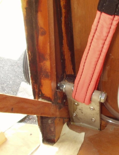 Befestigung links hinten