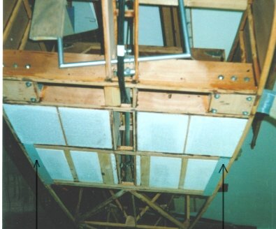 Stahlblechstreifen vom vorderen Strebenbeschlag nach hinten